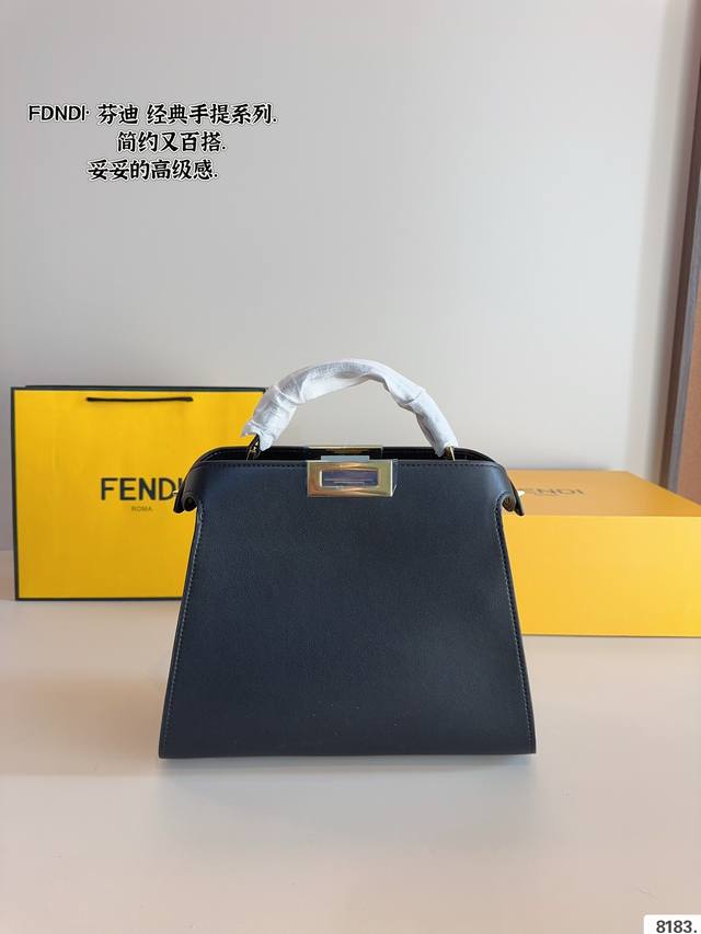 Fendi 躲猫猫 Lconic小号.新款满满的高级感明暗错落，时光流转。由Kimjones打造的Fendi秋冬女士手袋，重温Fendi家族的往昔回忆，演绎刚柔 - 点击图像关闭