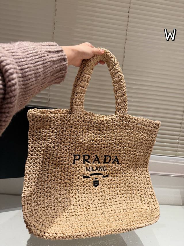 配盒尺寸44.43普拉达 Prada 草编托特包草编包的趋势再度袭卷而来，轻松成为本季新宠！不论日常出游或是假日逛街，出镜率超高的包款总让人联想到温暖的季节和愜