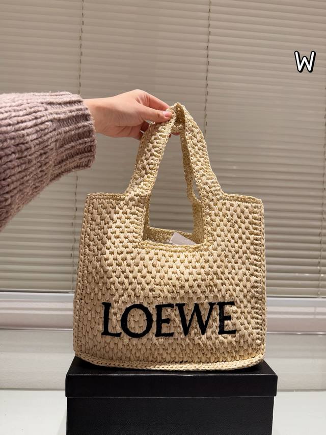 配盒尺寸29.19罗意威 Loewe 草编托特包草编包的趋势再度袭卷而来，轻松成为本季新宠！不论日常出游或是假日逛街，出镜率超高的包款总让人联想到温暖的季节和愜