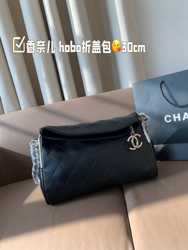 小 头层小皮材质配折叠盒包装 香奈儿 Hobo折盖包极致松弛 自带慵懒吋髦两侧银杆和皮穿链让他不会太软塌拉链双C吊坠、浮雕 Logo低调与奢华在这只包上若隐若现 - 点击图像关闭