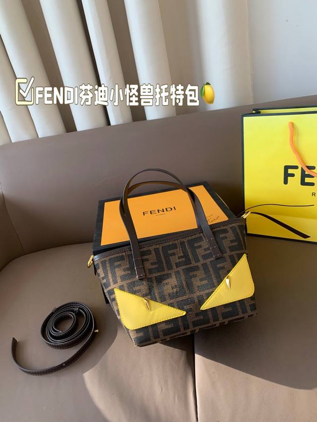 配折叠盒芬迪小怪兽托特包Fendi 新品Mini Roll #小牛皮搭配经典老花Logo，手感柔软让人爱不释手拉链式开合打造私密属性，容量足，颜值高，随意慵懒轻