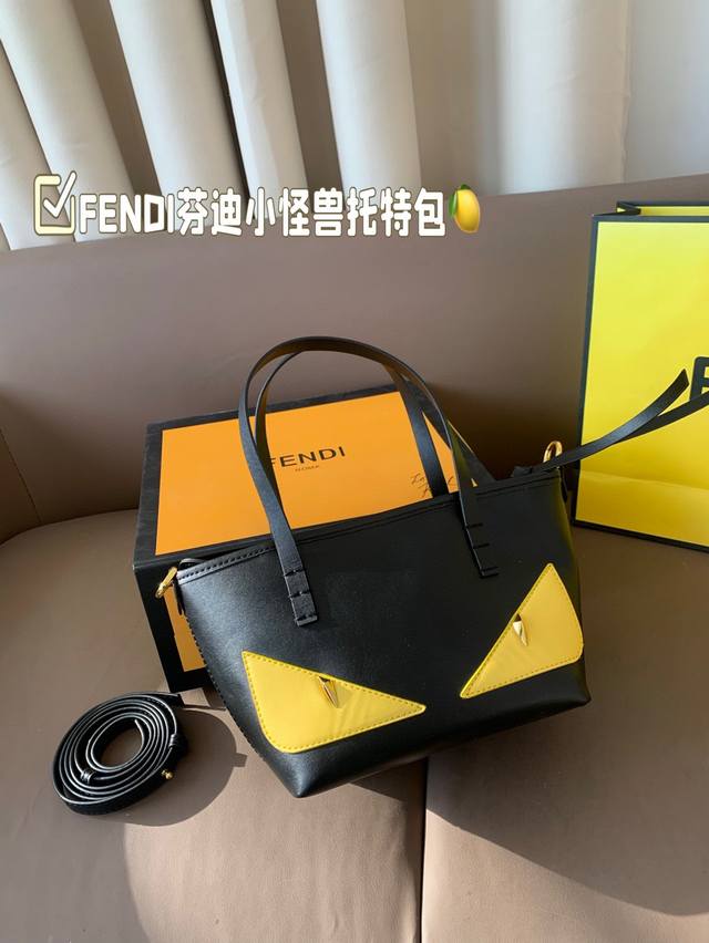 配折叠盒芬迪小怪兽托特包Fendi 新品Mini Roll #小牛皮搭配经典老花Logo，手感柔软让人爱不释手拉链式开合打造私密属性，容量足，颜值高，随意慵懒轻