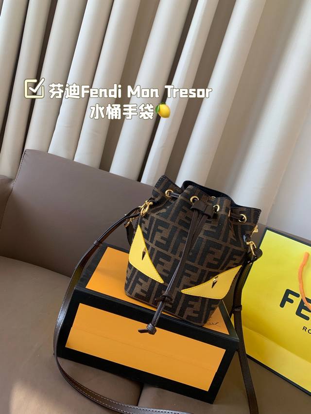 配折叠盒芬迪Fendi Mon Tresor 水桶手袋米兰时装周街拍中，潮人们背的最多的包包大概就是 Fendi芬迪的这款水桶包了。配有抽绳和 Fend金属标志 - 点击图像关闭