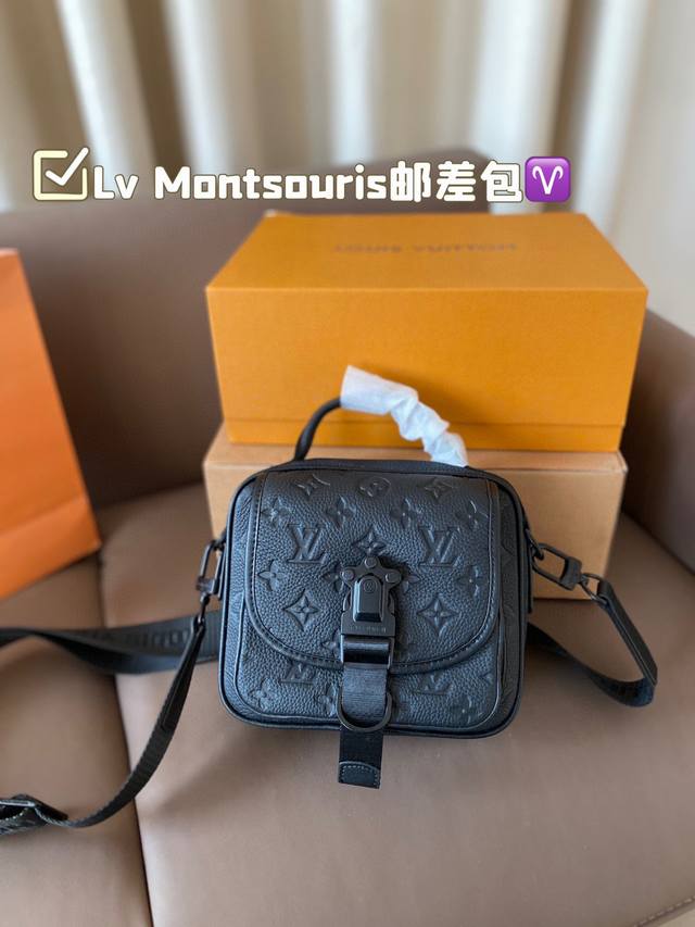 Lv Montsouris邮差包顶级原单全套包装百搭到没朋友 就是酷时尚感超强 辦识度很高方方正正很能装，上身也帅气尺寸20.17 - 点击图像关闭