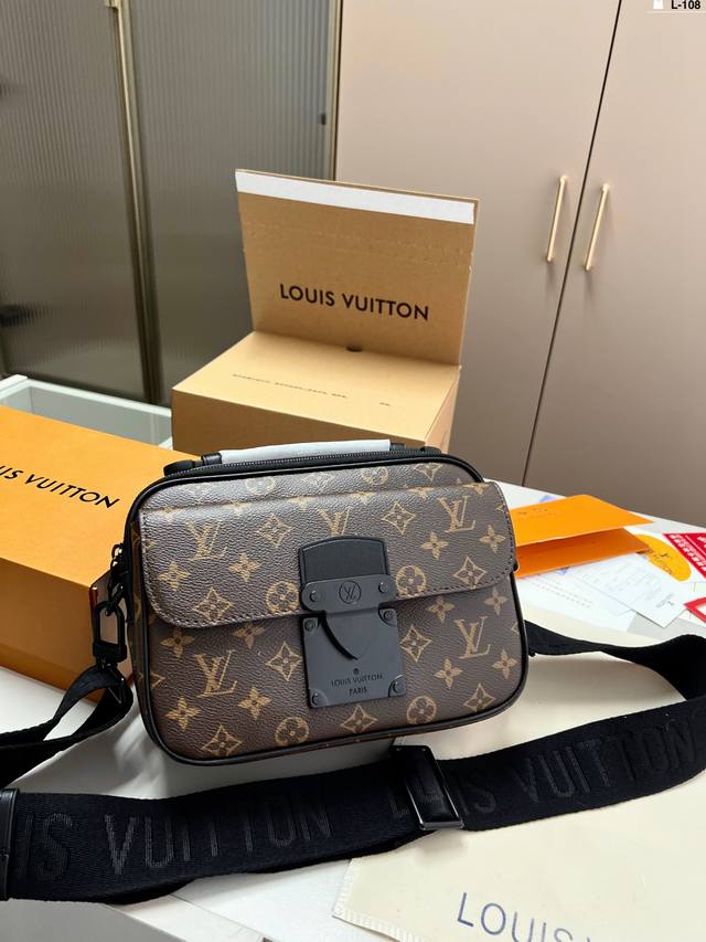 芯片版本 lv Slock新品男士邮差包！l-108尺寸25×14折叠盒飞机盒