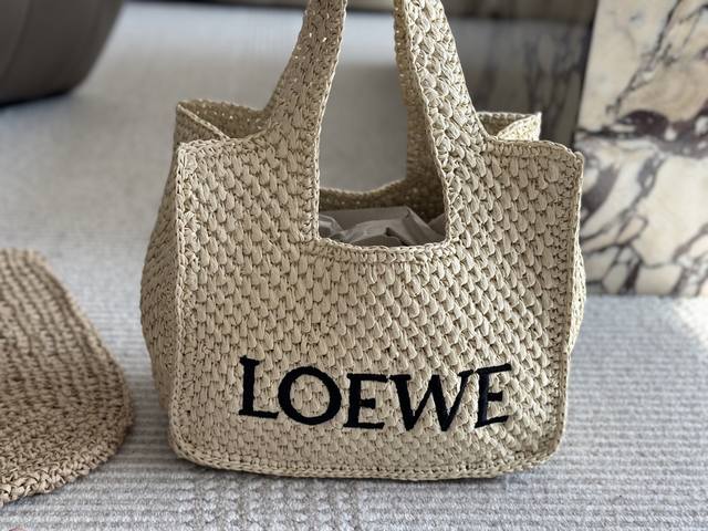 来自Loewe的夏日玫瑰幕 托特草 编包总所周知Loewe 的草编包是除了名的绝绝子、拉菲草编织工艺也是这个一百七十多年皇室品牌高级手工坊的拿手好戏了软软的廓形 - 点击图像关闭