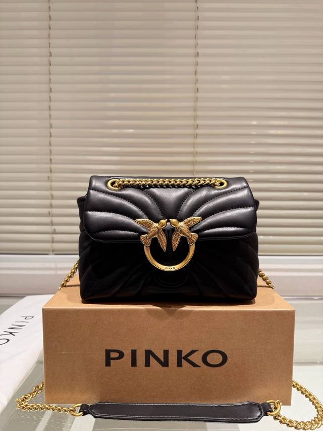 飞机盒pinko 品高燕子包pinko 在平价包包里算是明星喽国他的经典燕子包，是有品味和个性的妹子的最佳选择盛即使在皮具品牌竞争激烈的的意大利，Pinko 仍 - 点击图像关闭