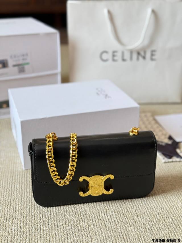 牛皮版本 celine 新品小号亮泽牛皮革链条包金属链条腋下包也很绝 搭配标志性复古凯旋门锁扣 贵气十足 精致感满分型 又酷又飒 可甜可盐～ 容量也不小手机口红