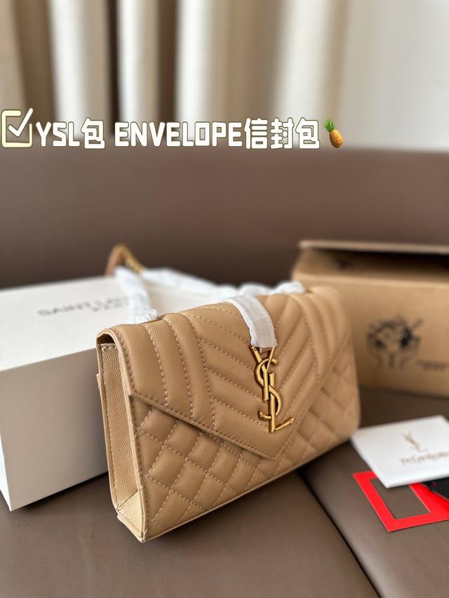 牛皮版本 ysl包 Envelope信封包实拍图 今天给大家更新的是Envelope包身信封设计，搭配金色Or银色链条简约时尚。方正的包型，透露出成熟气质，适合