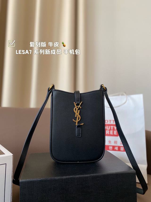 圣罗兰Ysl 复刻版 牛皮 le5A7 系列新成员_手机包∞墙裂推荐这款迷你手机包极简外形＋金属1Ogo扣开合设计！实用又时髦是日常搭配率蛮高的单品 La~尺寸