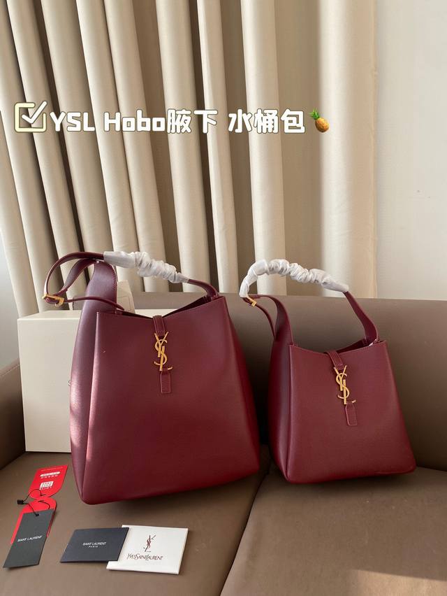 大号 小号 复刻版 牛皮 ysl Hobo腋下 水桶包 Ysi家当之无愧的入门经典款超级耐燥这个皮质真的是我最爱的皮质之一不怕刮牛皮的纹理也有质感 相比金链我更