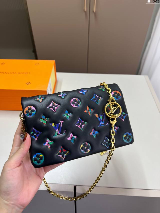 Lv Pochette Coussin链条包不想烂大街 我建议你可以入它 一年四季任意场合背它都不会出错d-23尺寸20×12折叠盒