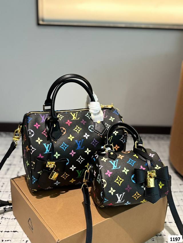 Lv Speedy 枕头包 Lv 新款系列 枕头包 手袋,全网首发 Lv Speedy Nano 枕头包这款Retiro 手袋以标志性 经典永恒。优雅低调的外形