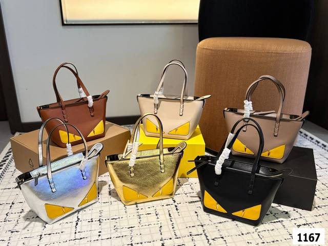 Fendi Vintage小怪兽之眼 2025年米兰时装周街拍中，潮人们背的最多的包包大概就是Fendi芬迪的这款腋下包了 经典布料 有种慵慵懒懒的街头风。戚薇 - 点击图像关闭