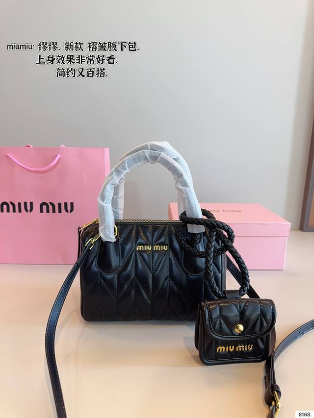 配礼盒.miumiu新包 24秋冬看秀的时候就觉得一定要拿下的新款Aventure腋下实物到手，超级喜欢做旧褪色感的皮革颜色与质地，配上金属皮带搭扣日常通勤也够