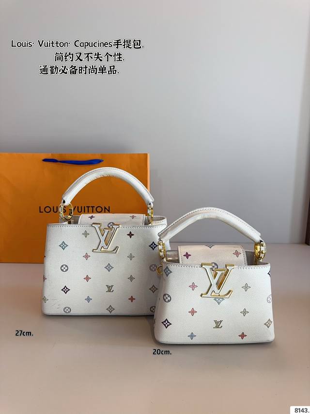 Lv Capucines Bb 手提包 今年最多明星街拍的Lv包包你能想到哪些款式呢？恐怕大多女性都会把目光锁定到柔软的荔枝纹Taurillon系列吧，因为全都