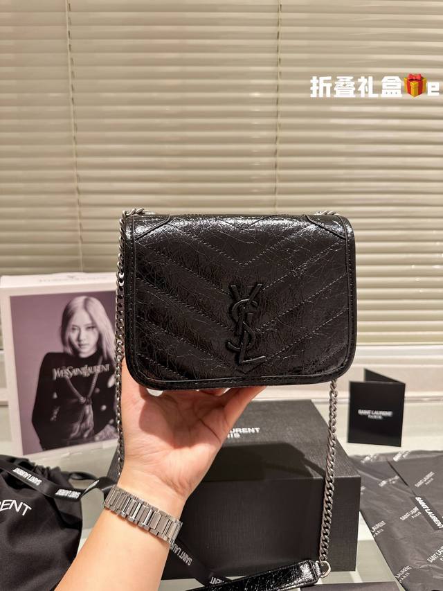 Ysl Woc链条包信封包Ysi家当之无愧的入门经典款超级耐燥这个皮质真的是我最爱的皮质之一不怕刮牛皮的纹理也有质感 相比金链我更喜欢链非常耐看链条收包里可以完