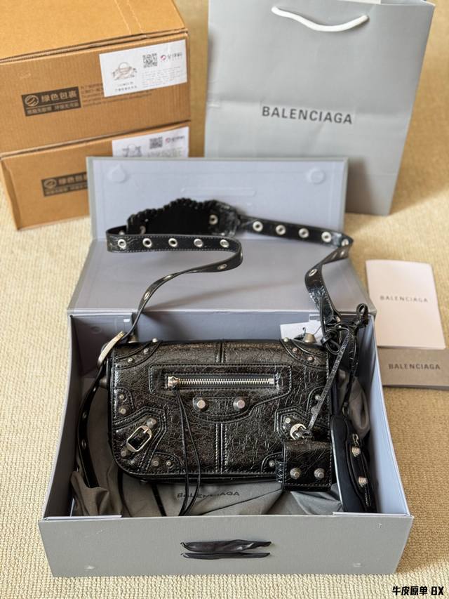 顶级原单 巴黎 世家机车翻盖包Balenciaga Crush Tote别看Mini小小的，这包可是很能装的呢大纸巾、皮包、粉饼、口红、车钥匙I、充电宝统统都放