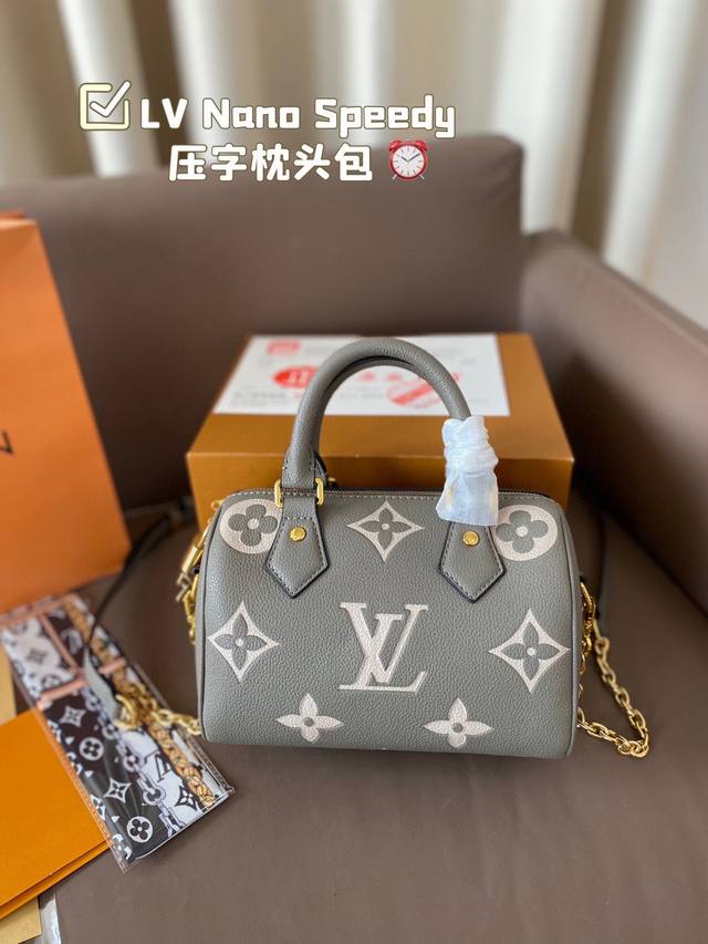 Lv Nano Speedy 压字枕头包 lv 新款系列 枕头包 手袋,全网首发 Lv Speedy Nano 枕头包这款Retiro 手袋以标志性 经典永恒。 - 点击图像关闭