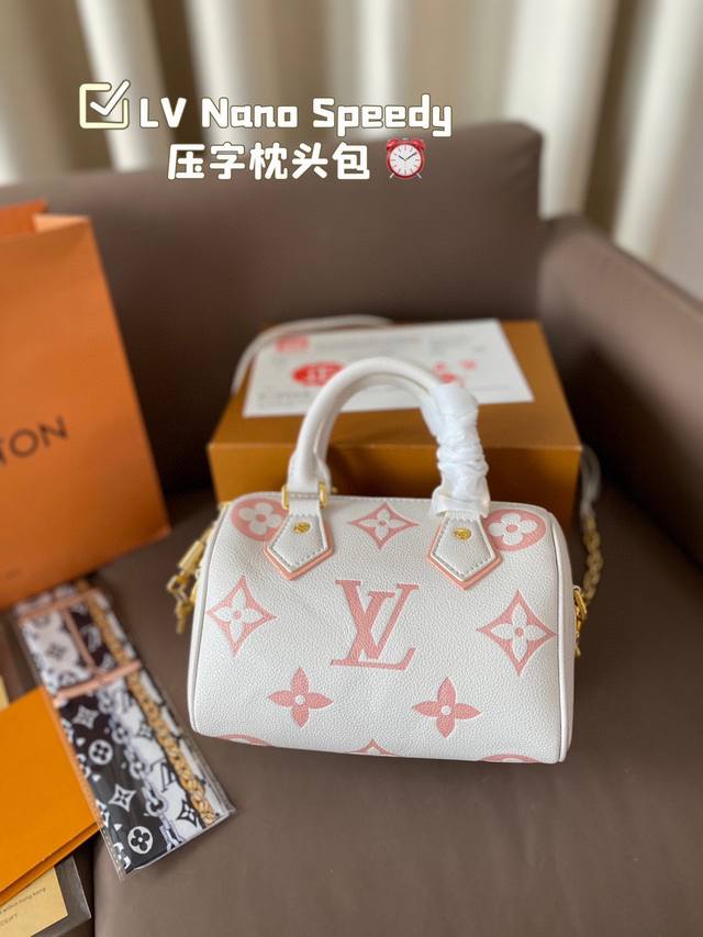 Lv Nano Speedy 压字枕头包 lv 新款系列 枕头包 手袋,全网首发 Lv Speedy Nano 枕头包这款Retiro 手袋以标志性 经典永恒。