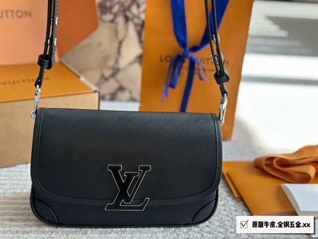 Louis Vuitton 黑 色Buci也太酷了吧给我一个不买Iv家老花的理由那必然是Lv的Buciepi水波纹牛皮和荔枝纹牛皮的组合让整只包的质感直接拉满[ - 点击图像关闭