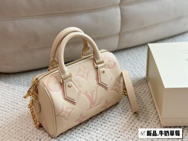 新款 配盒 size：20*14Cm L家 Ss23 Speedy 20一起感受草莓粉的快乐~拎一个小包包真的爱了爱了~奶油草莓色搜索：Lv Nano