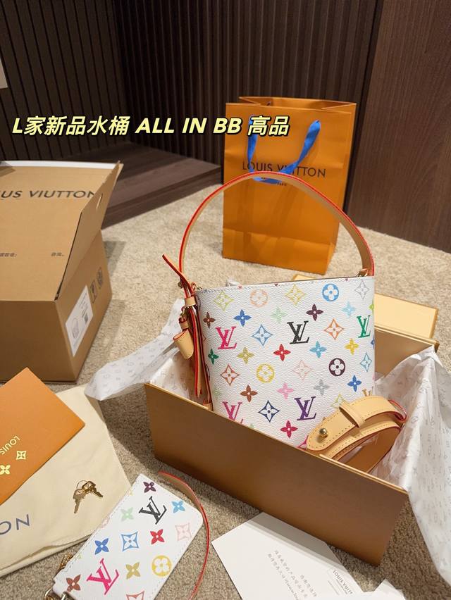 全套包装尺寸17.18lv 新款 All In Bb 水桶包 白三彩容量大 长得好看 各种背法 用了都换不掉的包谢谢Baby 好久没有买包了 开心好像有四个色