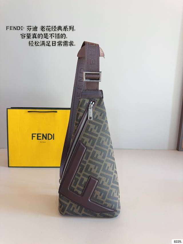 Fendi 芬迪胸包 斜挎包.时髦大气又很酷这种款就是越看越好看而且永远都不会过时 经典永远是经典百搭实用还能凸显个人魅力和气质尺寸：18*8*36Cm