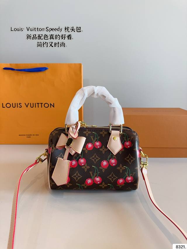 配礼盒.lv Speedy None 枕头包 这款Retiro 手袋以标志性的Lv老花面料制成，搭配奢华的变色牛皮饰边，经典永恒。优雅低调的外形设计和宽敞的包