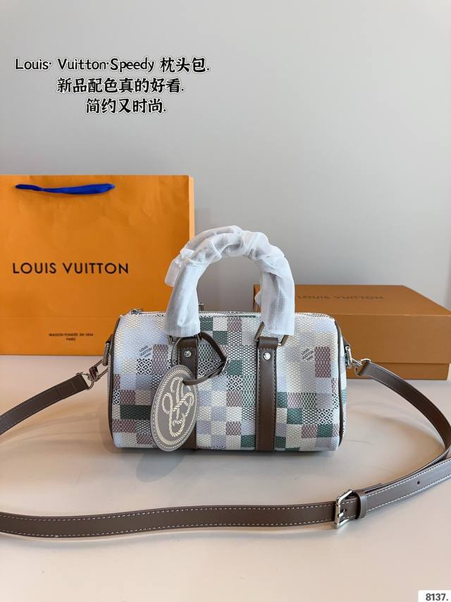 Lv Keepall 枕头包 暗纹Logo超级耐看全皮质感气质拉满大气，休闲百搭，也是我入手主要原因，搭配小羊皮软嫩软嫩的材质，总之是可以驾驭通勤、休闲各种风格