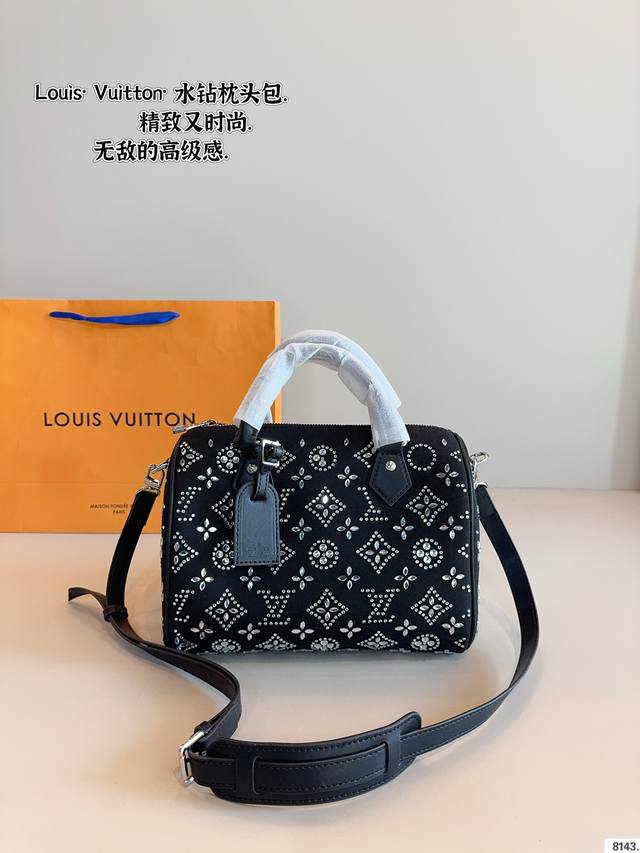 Lv Speedy None 水钻枕头包 这款Retiro 手袋以标志性的Lv老花面料制成，搭配奢华的变色牛皮饰边，经典永恒。优雅低调的外形设计和宽敞的包 全包 - 点击图像关闭