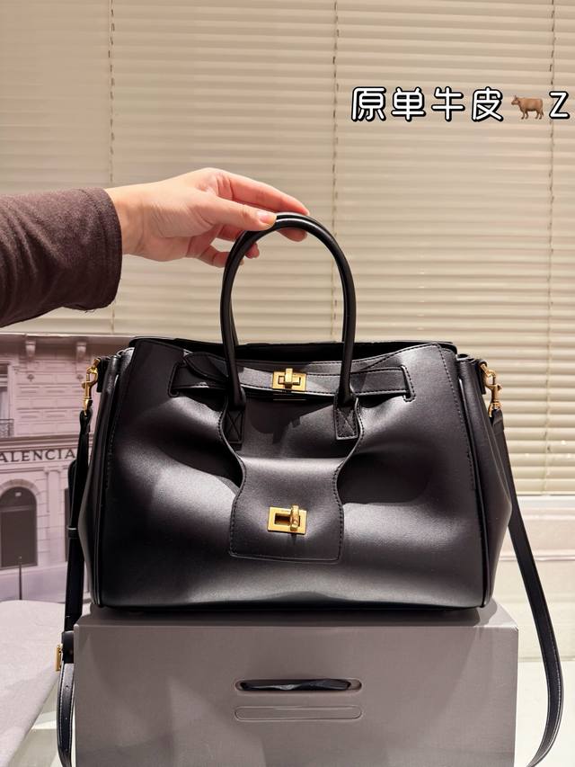 牛皮版本 size：31.23Cm巴黎世家新款Balenciga Bel Air 秀款手提包柔软的大廓形包包 上身慵懒感立刻Get、真的很喜欢又方便又酷的超实用