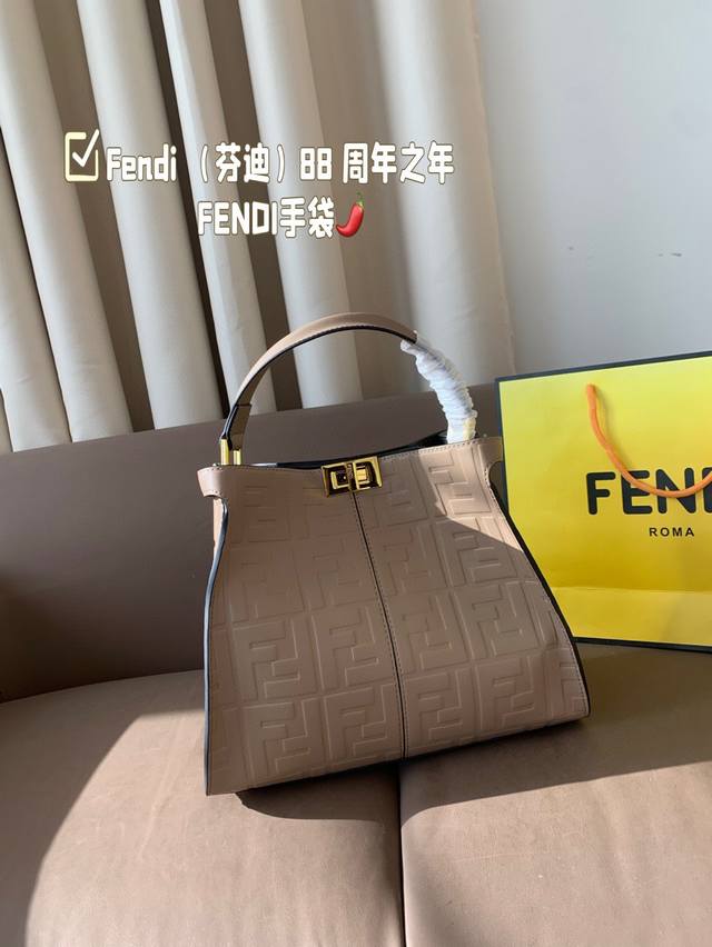 Fendi 芬迪 88 周年之年 Fendi手袋质感光滑 明线剪裁修饰 peekaboo转锁开合硬隔板并设有一个拉链口袋单手柄 镀钯饰面金属配饰 镌刻Fendi - 点击图像关闭