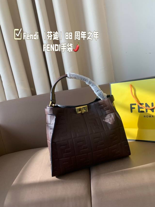 Fendi 芬迪 88 周年之年 Fendi手袋质感光滑 明线剪裁修饰 peekaboo转锁开合硬隔板并设有一个拉链口袋单手柄 镀钯饰面金属配饰 镌刻Fendi