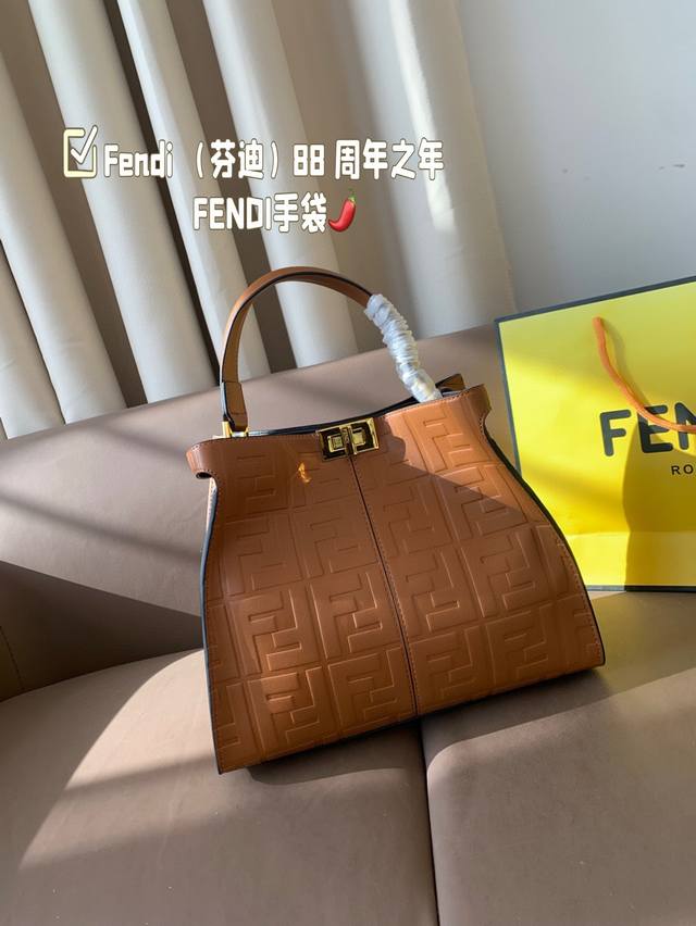 Fendi 芬迪 88 周年之年 Fendi手袋质感光滑 明线剪裁修饰 peekaboo转锁开合硬隔板并设有一个拉链口袋单手柄 镀钯饰面金属配饰 镌刻Fendi