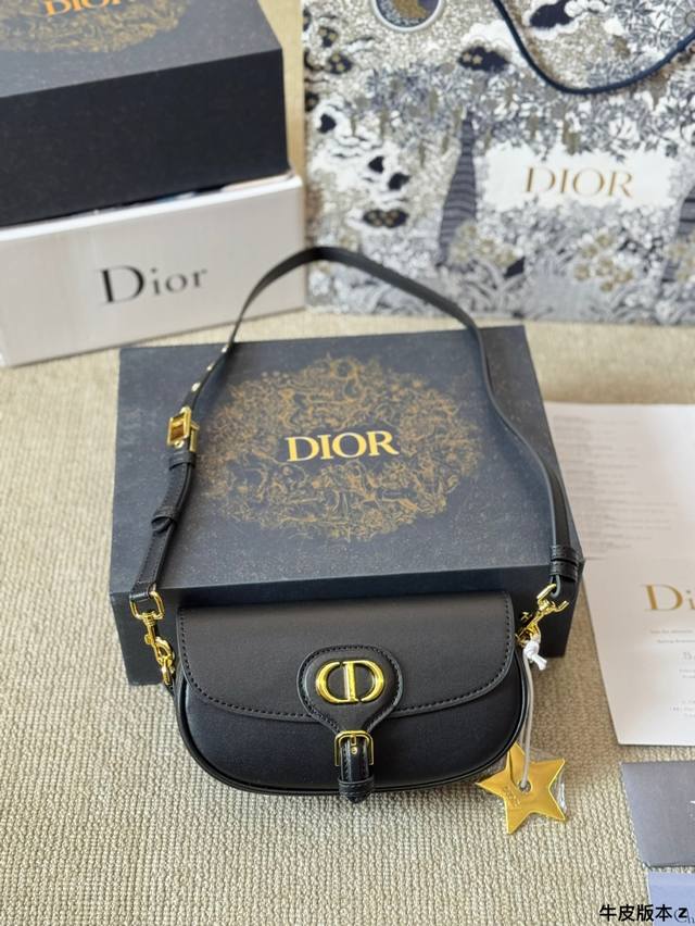 复刻版 牛皮 牛皮版本Dior Bobby 新款波比包复古Cd Logo，五金复古感，不易磨损 带有Oblique印花和金属Cd Logo的款式！这两个元素俨然