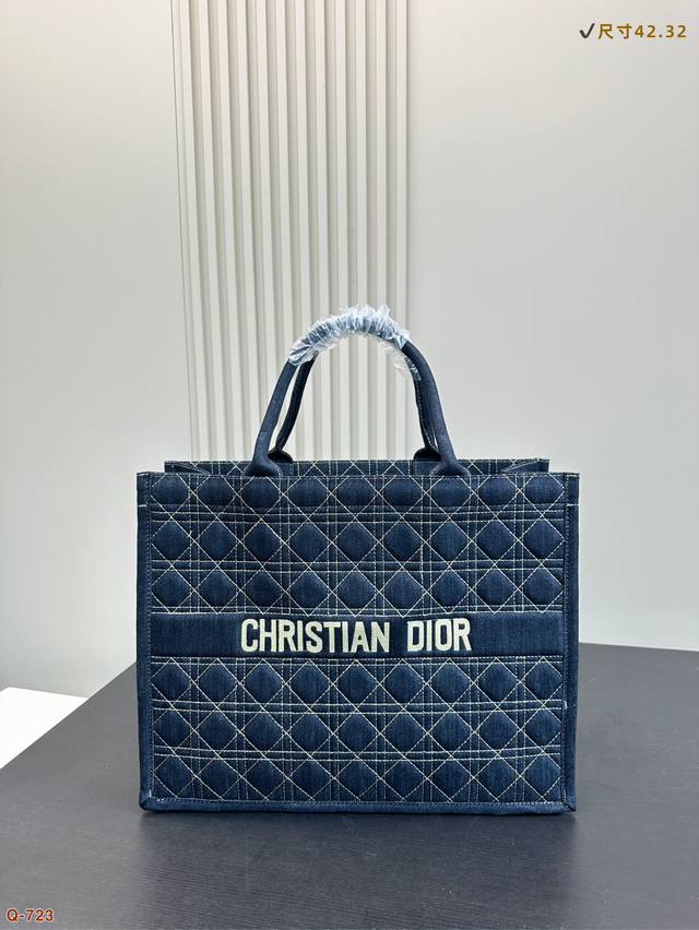 Dior 迪奥 新品牛仔腾格纹手提包托特包Dior Tote 太百搭背上都不离手的 Dior新款托特包日常使用率高 品颜值实用性兼具出差旅行 通勤 妈咪包选它没 - 点击图像关闭