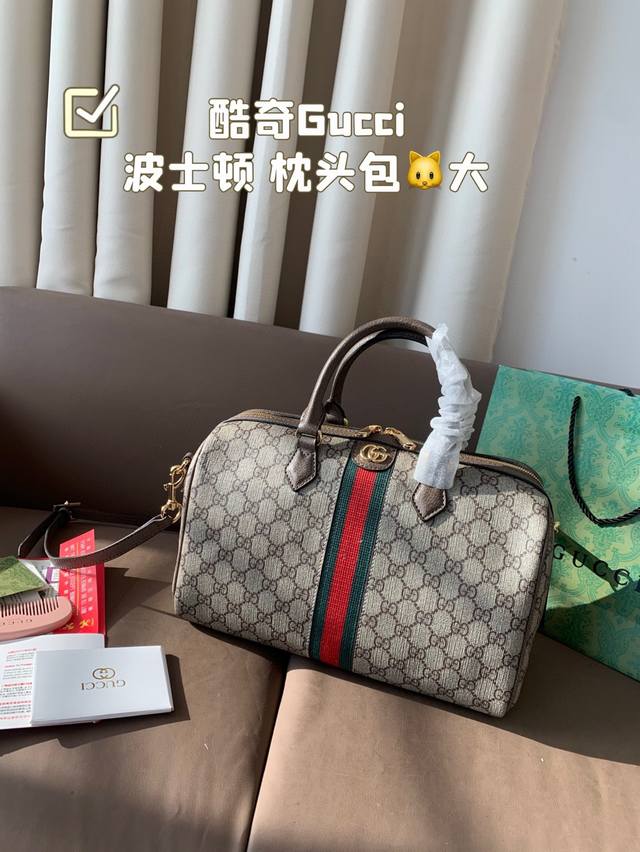 中配木梳+小镜子酷奇Gucci 波士顿 枕头包 最新系列 这个款复古韵味特别浓，原版内里！上身效果也超赞尺寸 31*19