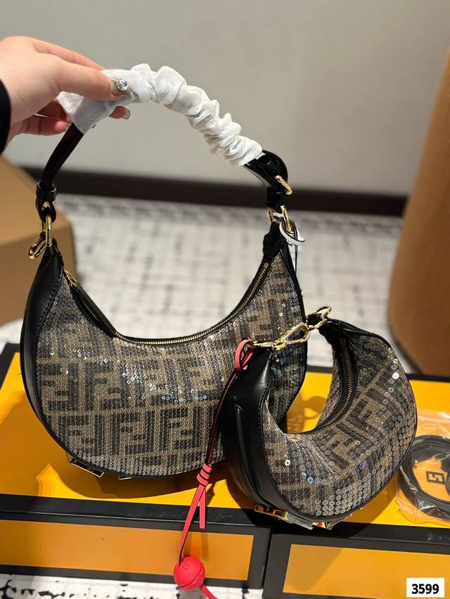 Fendi 2024 Fendigraphy半月 包J Fendi 春夏季全新Fendigraphy手袋的来 咯圖期待已久~秀上就相中了这款回回画猛的一看像饺子