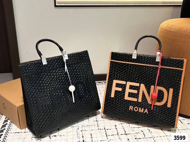 全新 Size Shine Tote fendi Tote 托特包“阳光手提袋”简单宇母Logo 设计，琥珀色双手柄是整个包包最大焦点，单拧着就很有气场，也不勒