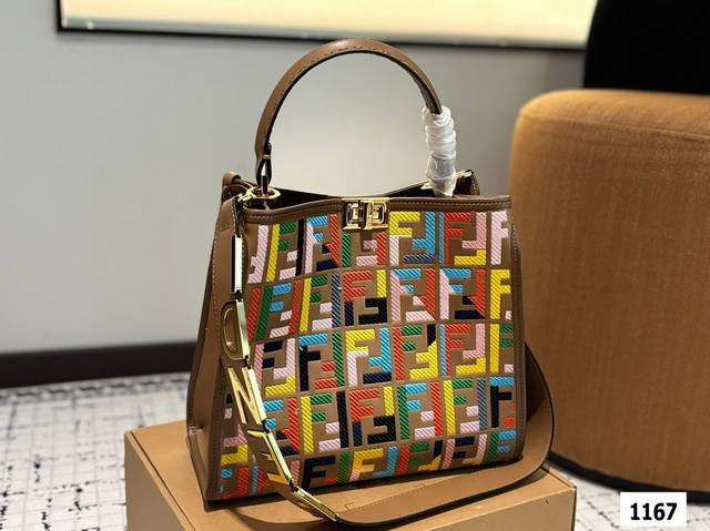 爆炸来袭 芬迪 Fendi X-Lite Peekaboo 系列手袋。10周年而诞生的全新Peekaboo X-Iite 系列手袋！摈弃了经典的横杠设计与中央隔 - 点击图像关闭