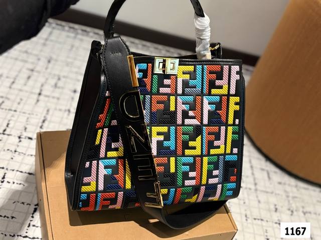 爆炸来袭 芬迪 Fendi X-Lite Peekaboo 系列手袋。10周年而诞生的全新Peekaboo X-Iite 系列手袋！摈弃了经典的横杠设计与中央隔