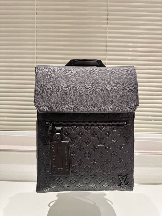 原单品质 lv 双肩包 Monogram帆布裁制而成，此款Hot Springs双肩背包代表Lv Vernis皮革的华丽回归。是一款风格百搭而可爱，适合全天背携