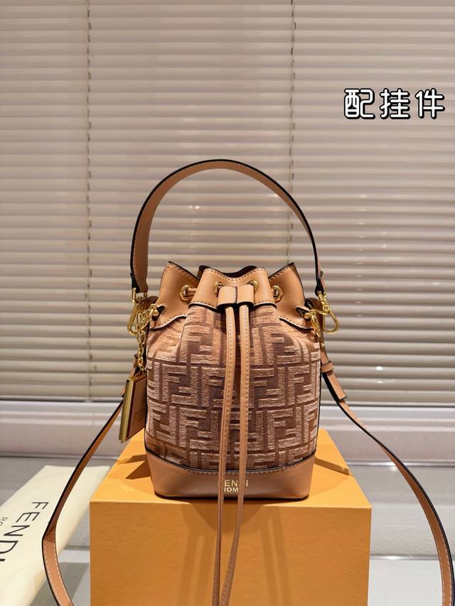 配挂件 配盒 size：15*21Cm热门必备单品fendi 水桶包高品质 原版细节五金配置长肩带！完全不挑穿搭的Fendi老花Mini水桶包！容量颜值都很在线 - 点击图像关闭