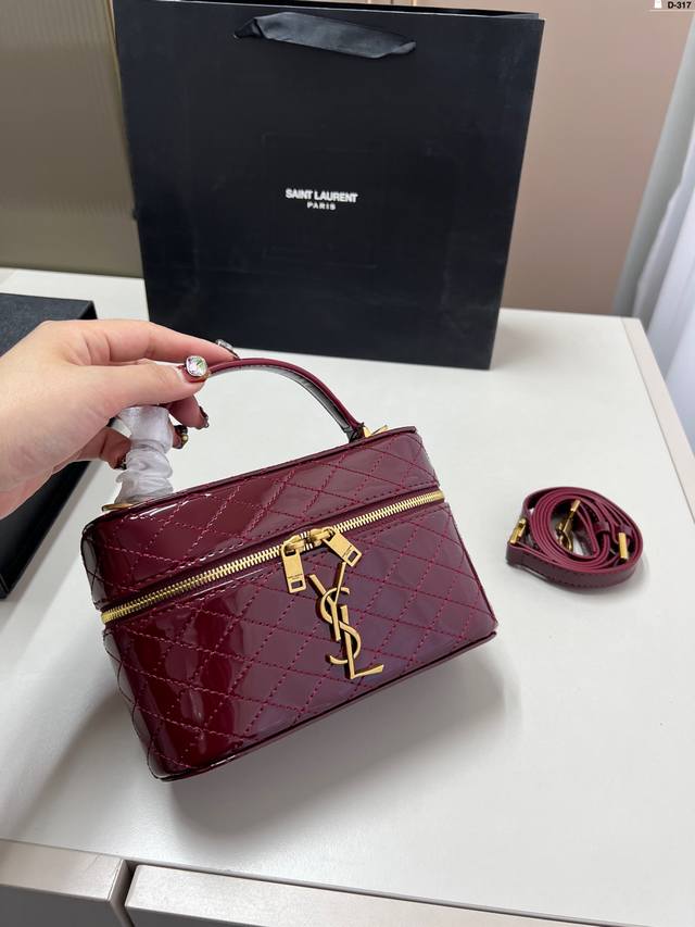 Ysl 圣罗兰精致女神推荐入手呦美貌与实用并存 内里隔层方便收纳出行必备化妆包收纳包 d-317尺寸18×12折叠盒