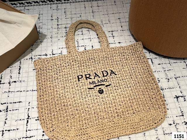 普拉达 Prada 草编托特包草编包的趋势再度袭卷而来，轻松成为本季新宠！不论日常出游或是假日逛街，出镜率超高的包款总让人联想到温暖的季节和愜意海滩时光。由拉菲