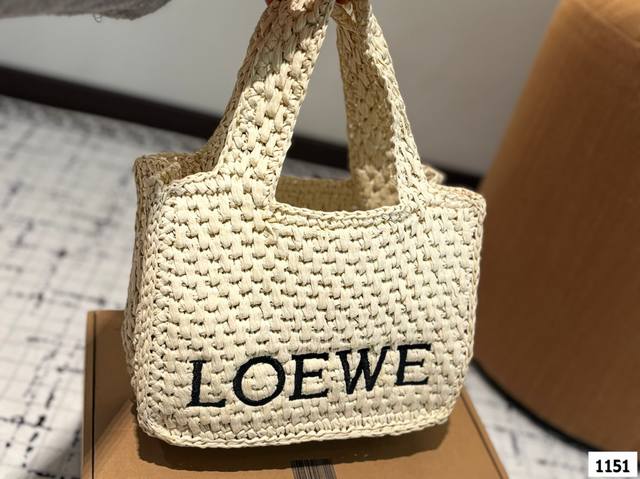 罗意威 Loewe 草编托特包草编包的趋势再度袭卷而来，轻松成为本季新宠！不论日常出游或是假日逛街，出镜率超高的包款总让人联想到温暖的季节和愜意海滩时光。由拉菲