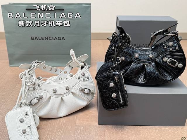 飞机盒balenciaga巴黎世家新款月牙机车包新款机车包系列重磅新款王炸登场～可调节编织肩带和外挂皮革卡包心形挂镜沿用经典机车元素，细节非常讲究复古率性 充满