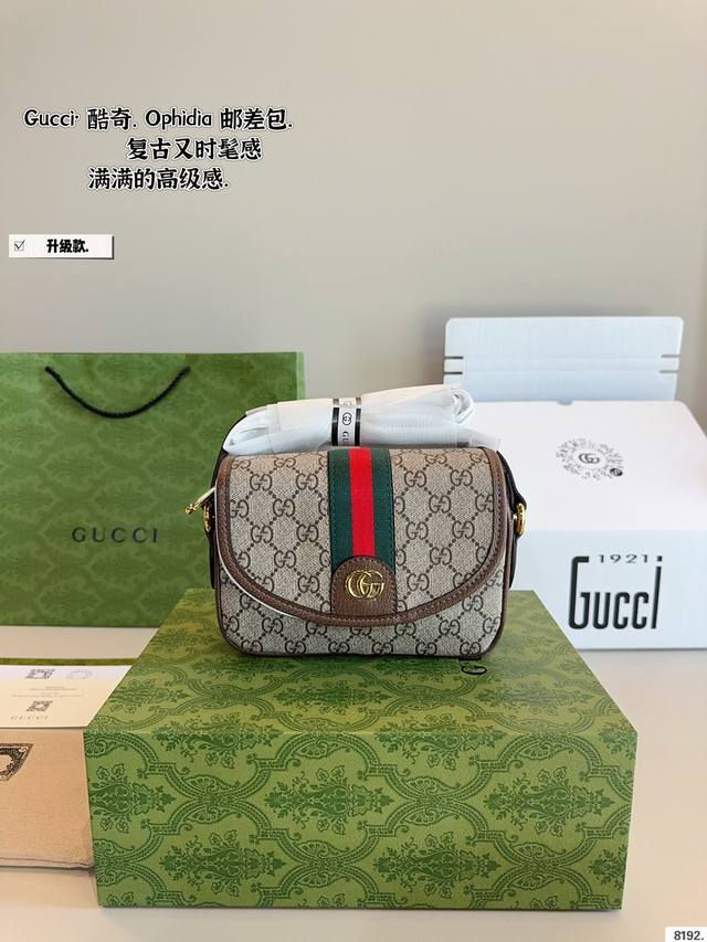 配礼盒.酷奇Gucci 斜挎包.男生日常休闲搭配的理想选择～实用又百搭，小小的身体大大的空间非常适合放随身物品~适合男生大大咧咧的性格~尺寸：19*5*13Cm