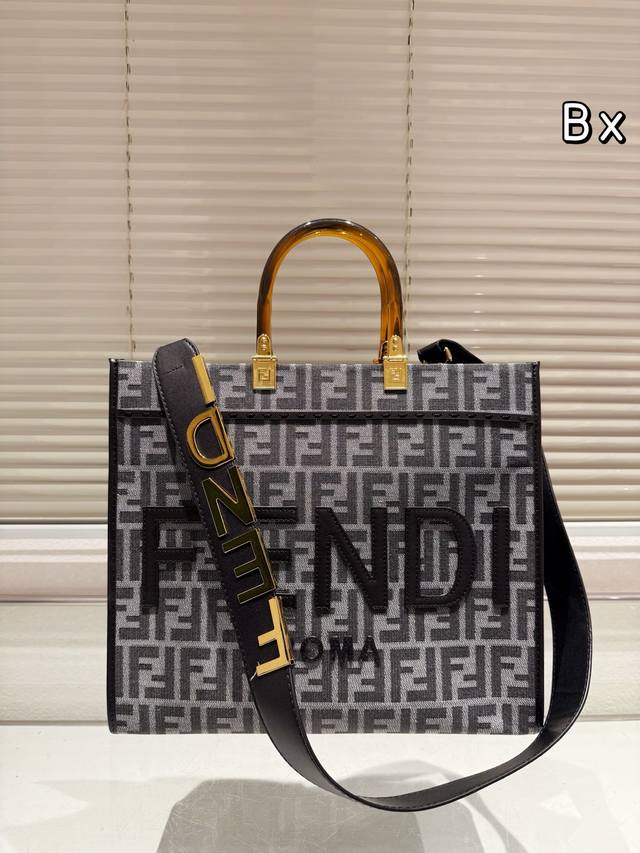 全新 Size Shine Tote 字母肩带fendi Tote 托特包“阳光手提袋”简单宇母Logo 设计，琥珀色双手柄是整个包包最大焦点，单拧着就很有气场